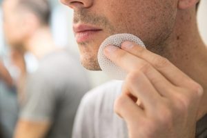 Lợi ích và cách thực hiện tẩy trang cho nam giới